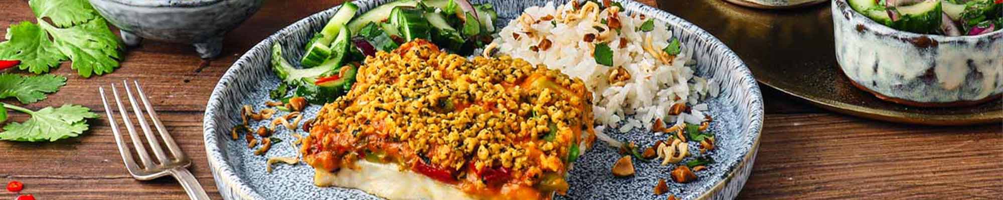 Rotes Curry Schlemmer-Filet mit Kokos-Reis, Gurkensalat & crunchy Topping