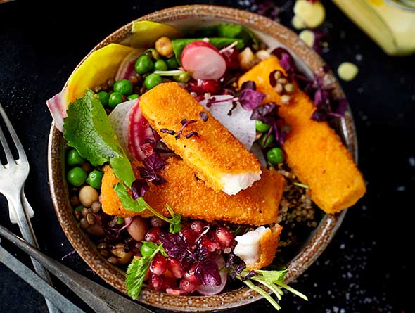 Buddha Bowl mit Fischstäbchen, Hülsenfrüchten und Granatapfelkernen