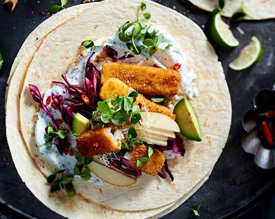 Burrito mit Fischstäbchen und Avocado