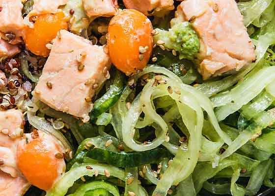 Buddha Bowl mit Quinoa, Gurkennudeln und Lachs mit Sauce Dill-Senf