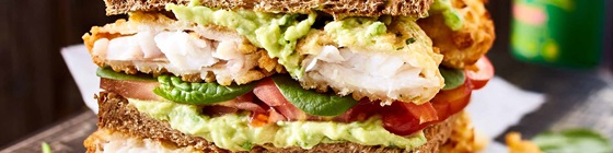 Club-Sandwich mit cremiger Avocado-Limetten-Soße