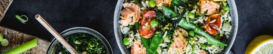 One Pot Reis-Bowl: Lachs mit Sauce Pesto, Gemüse und Gremolata