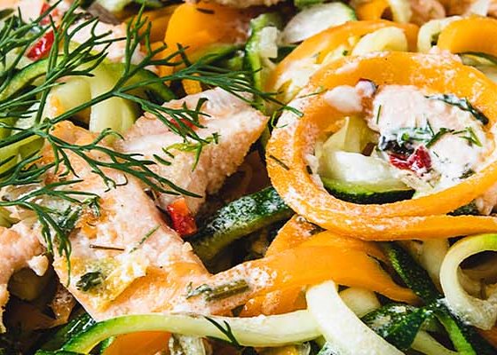 Lachs mit Gemüsenudeln und Zitronensauce