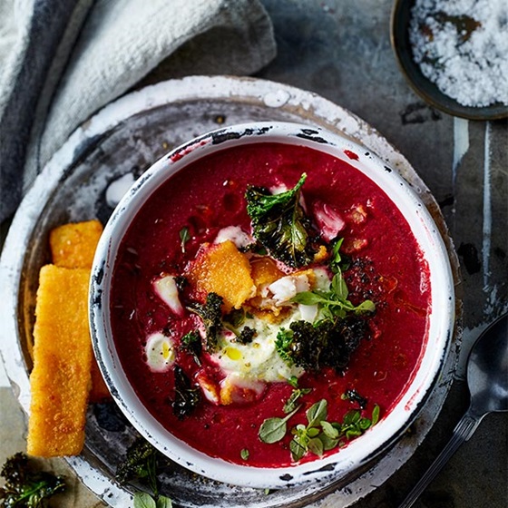 Rote-Bete-Suppe mit Fischstäbchen