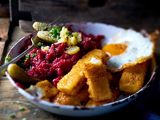 Tiefer Teller mit Fischstäbchen, Rotkohl und sauren Gurken