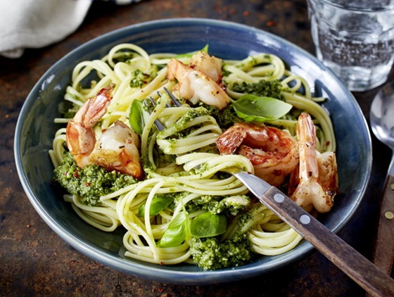 Linguine mit Grünkohl-Pesto und Garnelen