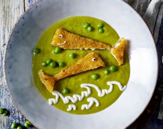 Stürmische Meeressuppe mit Fischstäbchen in Walform