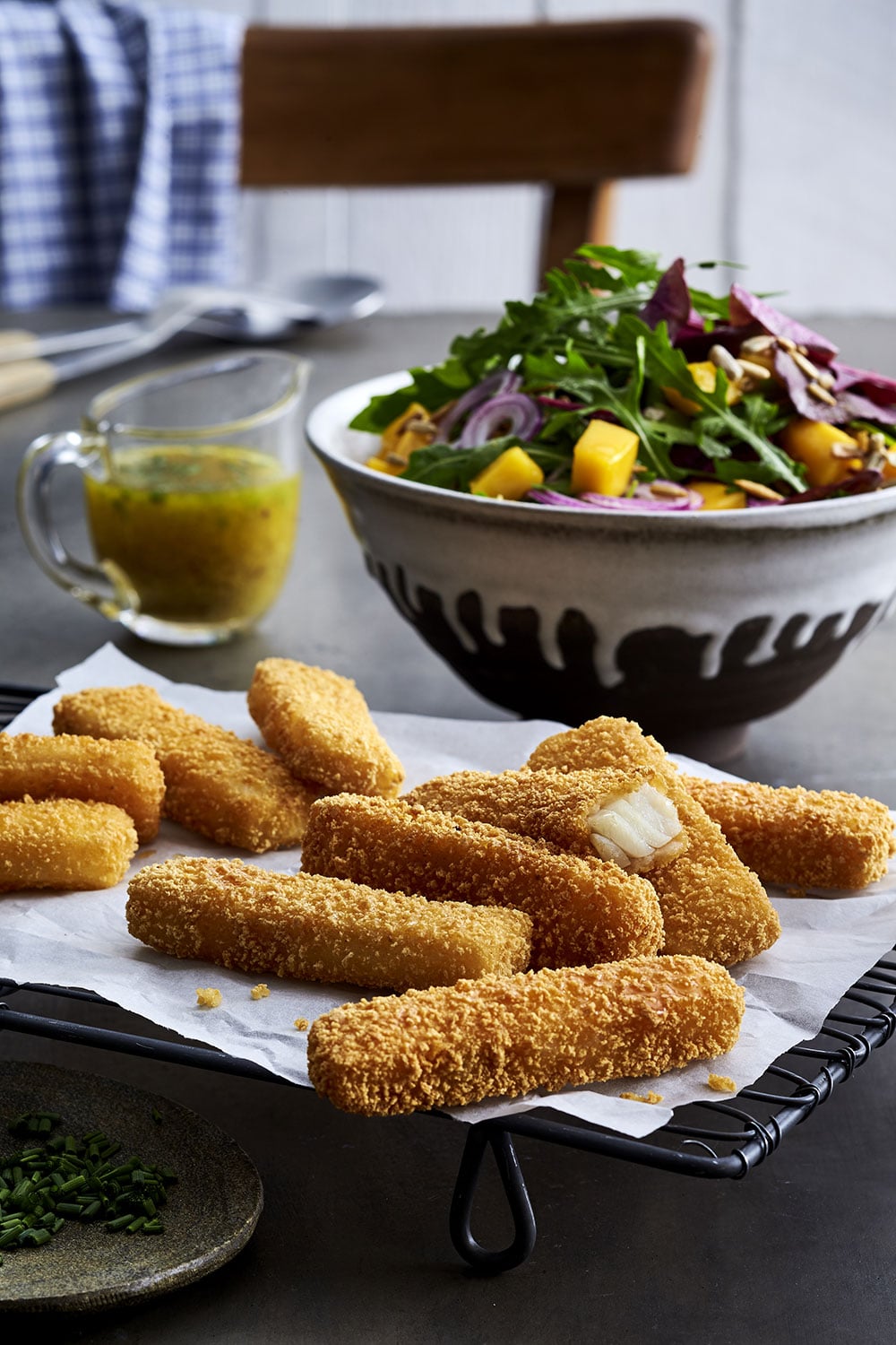 Fischstäbchen auf Salat