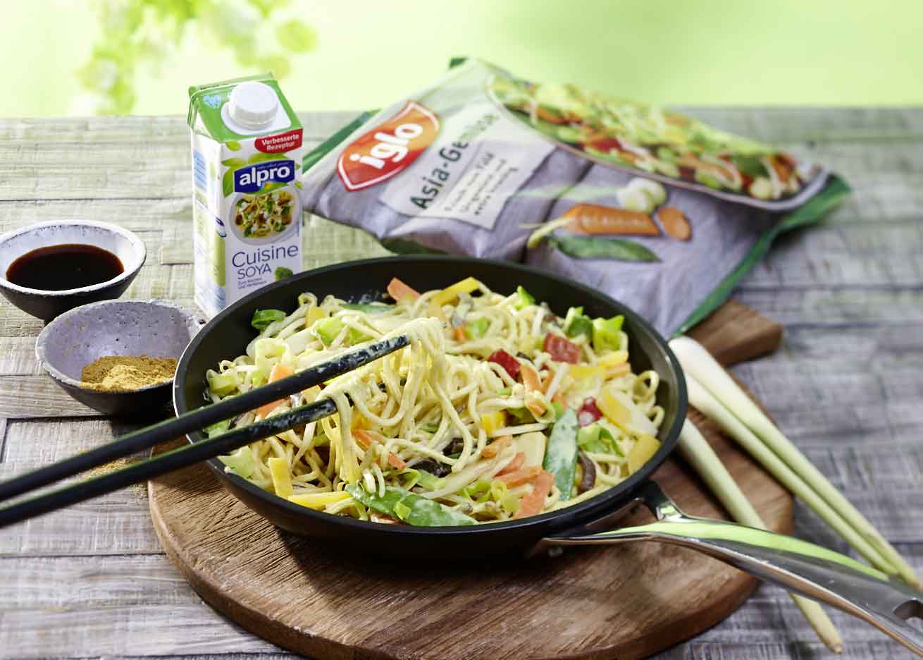 Asiatische Kokos-Curry-Pfanne