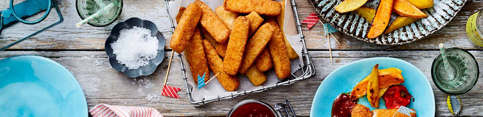Detailansicht eines Tisches mit Fischstäbchen und Pommes 