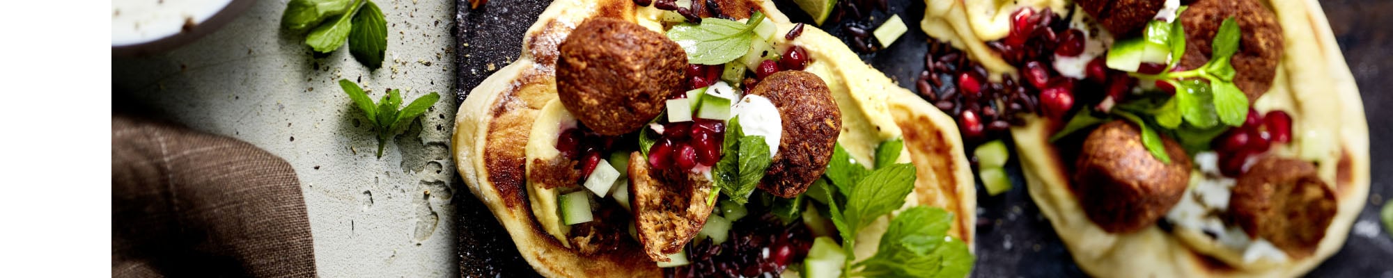 Naan-Brot mit Hackbällchen, Reis, Granatapfelkernen und Joghurt