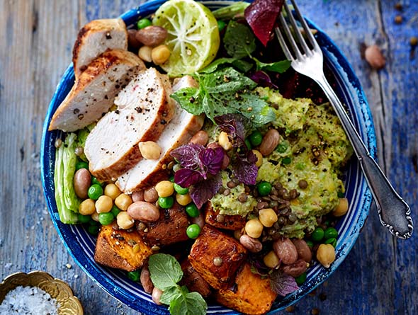 Zubereitetes Hähnchen mit Salat von oben