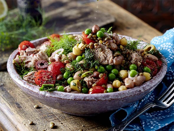 Thunfischsalat mit Tomaten in Schale