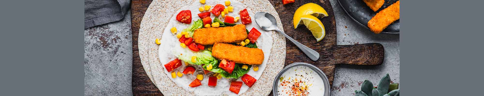 Bunte Fischstäbchen-Gemüse Wraps