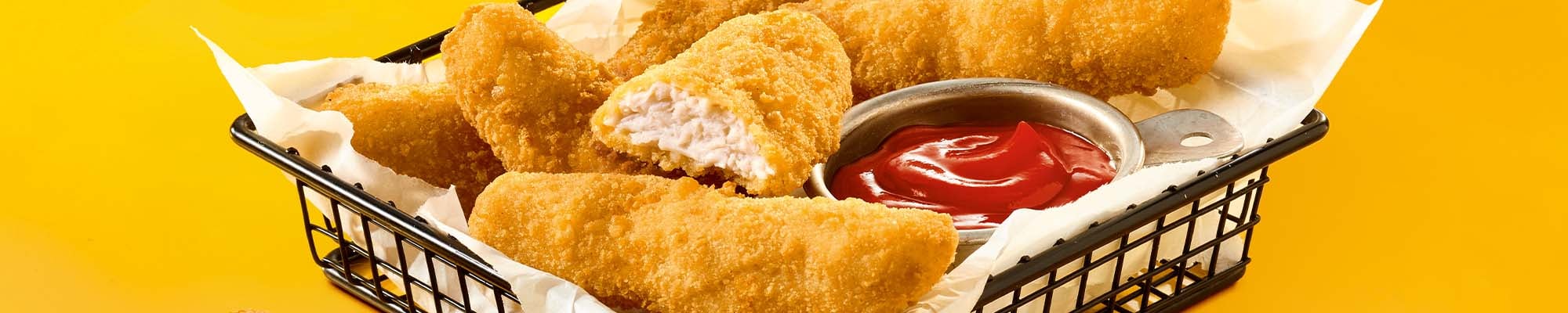 Chicken Stripes Classic serviert in Körbchen mit Dip