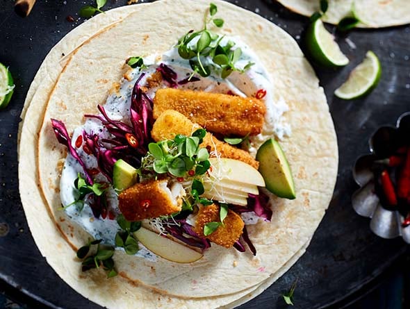 Burrito mit Fischstäbchen und Avocado