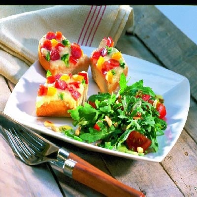 Bistro Baguette Salami überbacken mit Rucola-Salat