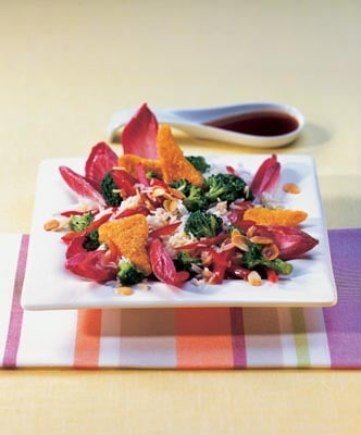 Broccoli-Hähnchen-Salat auf rotem Chicorée