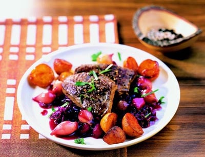 Pfeffersteak mit Rotkohl