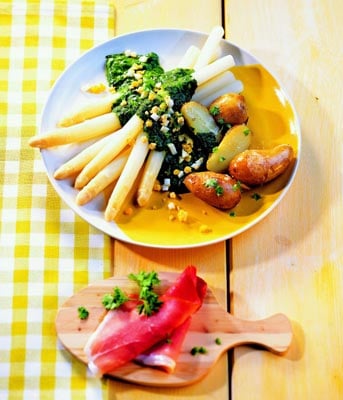 Spargel mit grüner Soße
