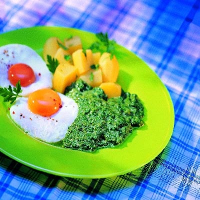 Spinat mit Spiegelei und Kartoffeln