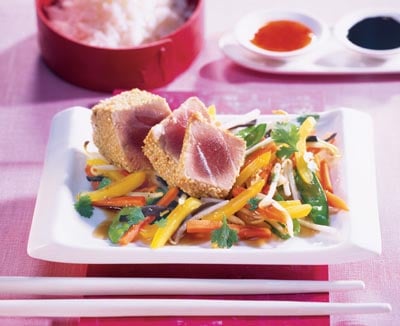Thunfisch in Sesamkruste auf Asia-Gemüse