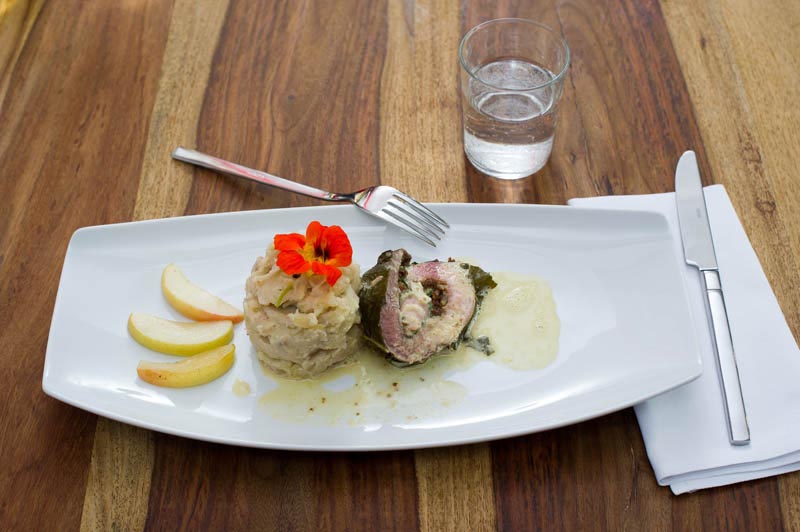 Geräucherte Wels-Roulade mit Himmel & Erde Püree auf rheinischem Senfschaum