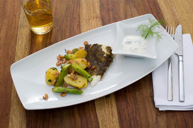 Holsteiner Fischpfanne mit Spargel, Krabben und Schnittlauchrahm