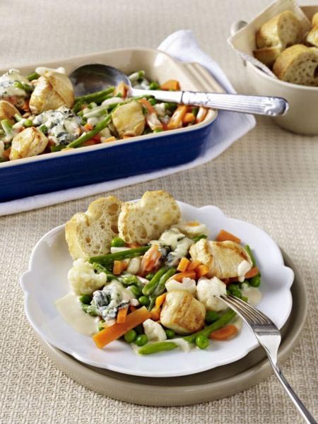 Hühnchen-Gemüsepfanne aus dem Ofen mit Gorgonzola gebacken