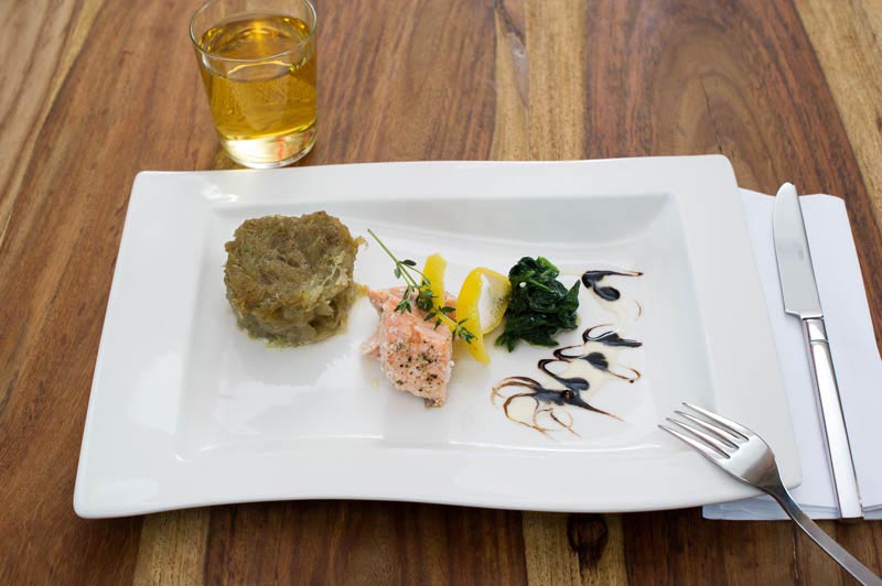 Pochiertes Lachsfilet auf Blattspinat mit Westerwälder Dippekuchen & Äbbelwoi-Thymian-Soße