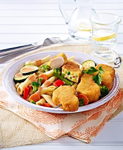 Schaschlik-Spieß à la Nuggets-Mix auf einer italenischen Gemüse-Nudelpfanne mit Kräutersoße