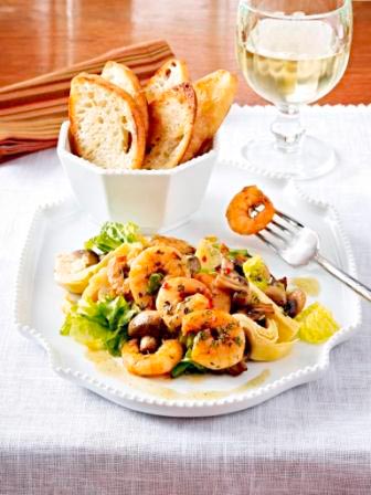 Garnelensalat Provence mit Artischocken, Pilzen, Römersalat und Chili, dazu geröstetes Ciabatta-Brot