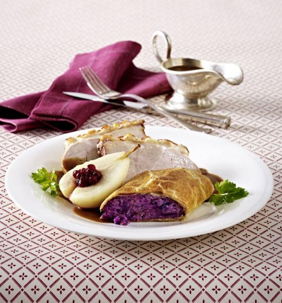 Krustenbraten mit Rotkohlstrudel und Williamsbirne