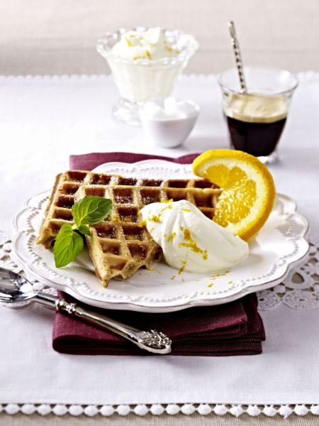 Espressowaffeln mit Orangensahne