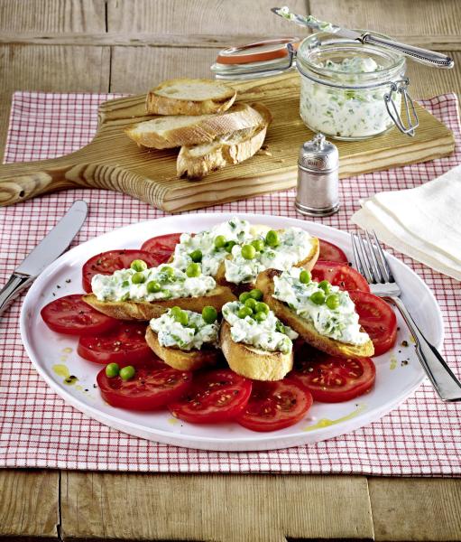 Kräuter-Frischkäse mit Erbsen auf Tomatencarpaccio und geröstetem Ciabatta