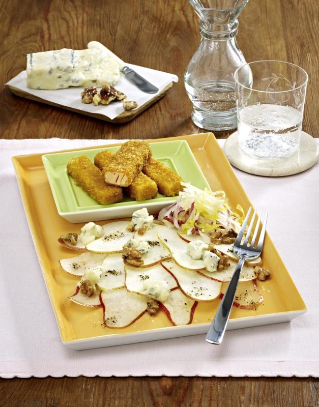 Lachsstäbchen auf Birnencarpaccio mit Chicorée und Gorgonzola