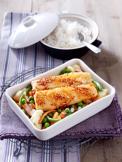 Wildlachs im Sesammantel auf buntem Gemüsebeet