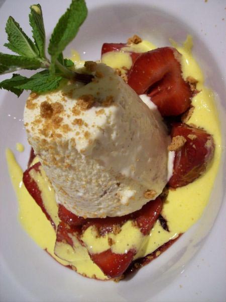 Panna Cotta mit Erdbeerragout