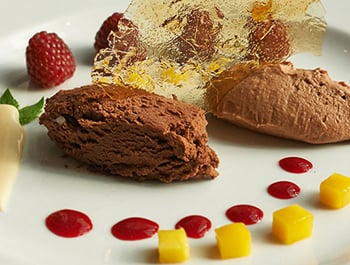 Weißes und dunkles Mousse mit Himbeercreme