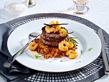 Rinderfilet und in Vanillebutter gebratene Garnelen auf Süßkartoffelrösti