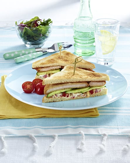Schnitzel-Sandwich mit Tomatenfrischkäse und Gurkenscheiben