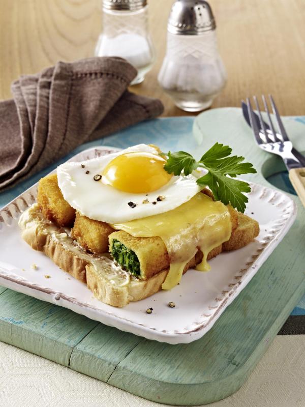 Spinatstäbchen auf Toast mit Spiegelei