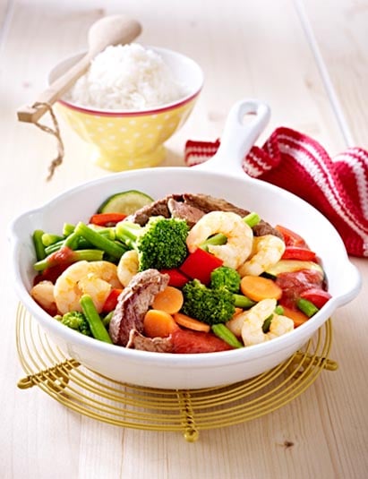 Garnelen-Rindfleischpfanne mit Gemüse in Tomatensoße