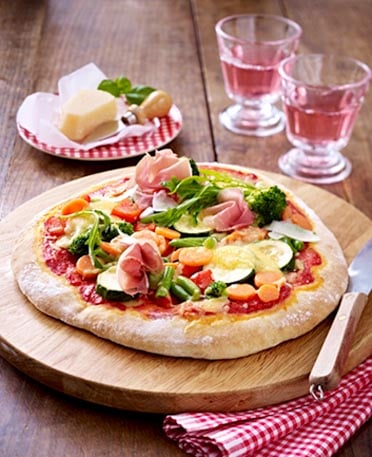 Gemüsepizza mit Schinken