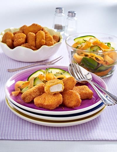 Gold Nuggets Cheese mit Zucchini-Möhren-Salat und Sesam
