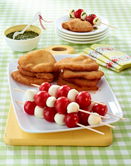 Schnitzel mit Babymozzarella-Kirschtomatenspieß und Basilikumpesto