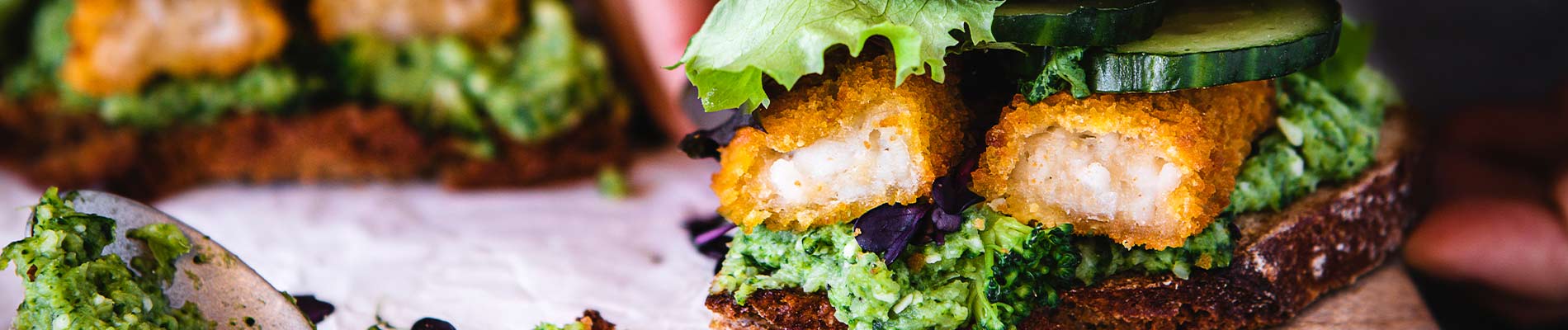 Fischstäbchen-Stulle mit Brokkoli-Pesto