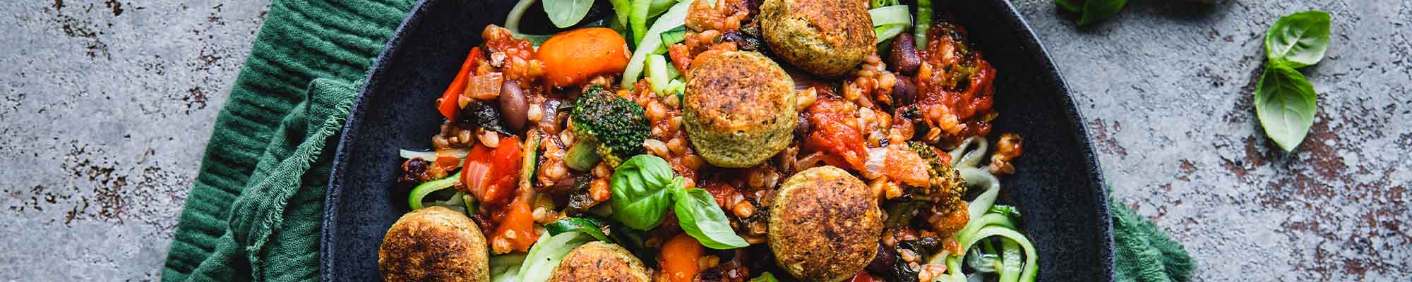 Zoodels mit Brokkoli Buchweizen Bolognese und Falafel