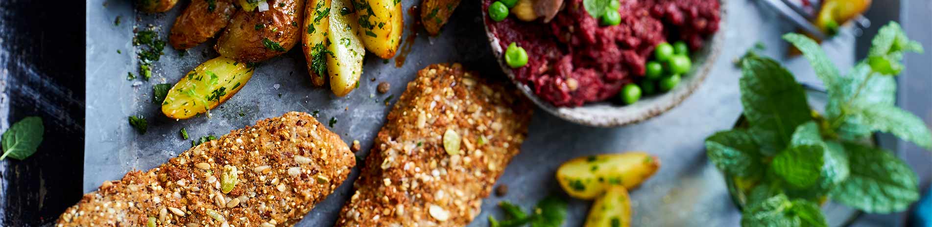 Filegro Mehrkorn-Happen mit Rote-Bete-Hummus und Kräuter-Kartoffelecken