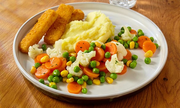 Buttergemüse mit Fischstäbchen und Kartoffelbrei